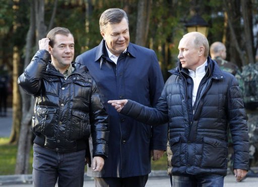 Yanukovich får stöd i sen presidentkampanj mot Yuschenko.